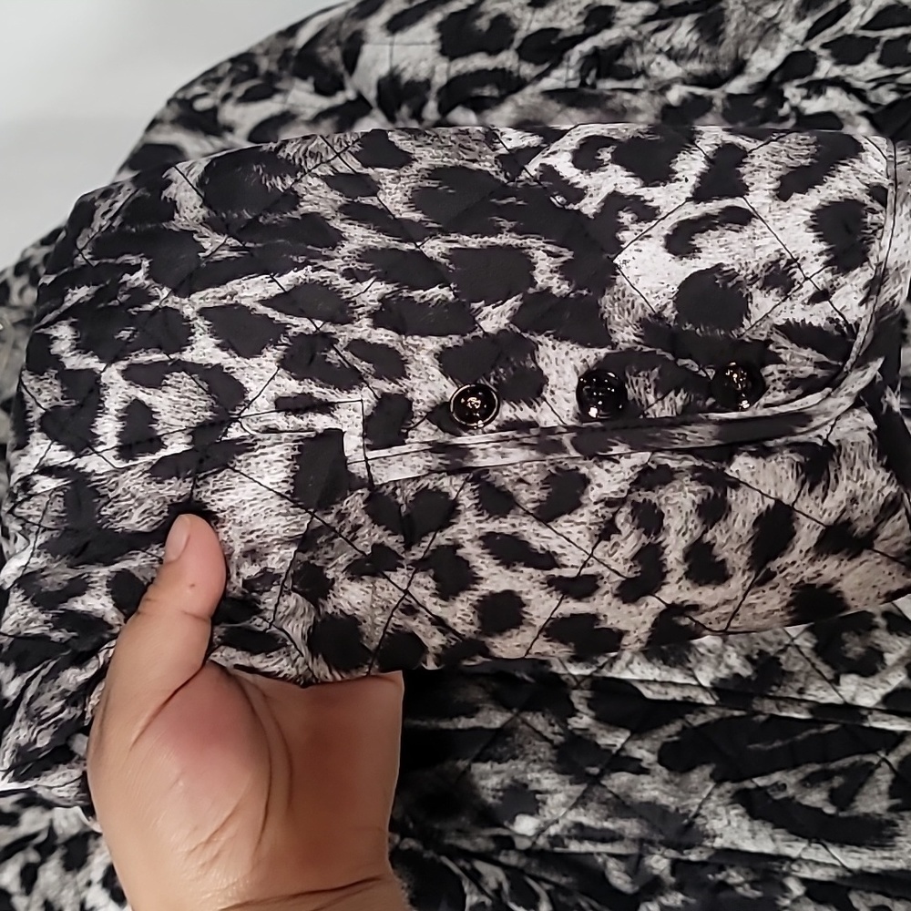 Chico's Size 0 Quilted Snow Leopard Jacket Black Animal Print Winter - Picture 8 of 9